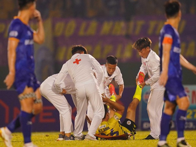 'Cầu thủ Hà Nội bị quăng lên cáng' chấn thương nặng