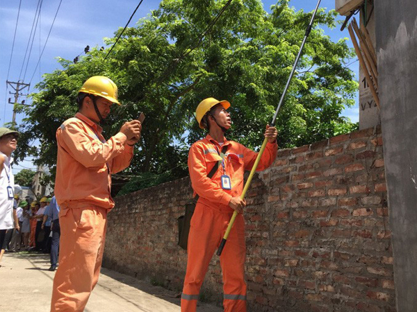 Điện lực Hà Nội nhận 4.000 cuộc gọi thắc mắc về tiền điện mỗi ngày