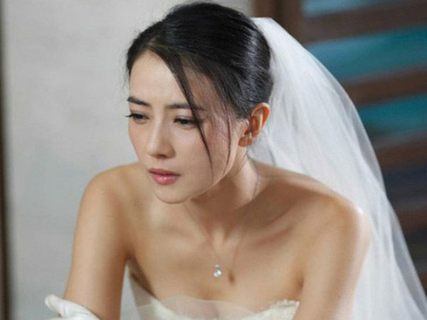 Người yêu cũ của chú rể đến đám cưới làm loạn, cô dâu chỉ nhẹ nhàng đưa ra 1 thứ khiến ả kia muối mặt rút lui