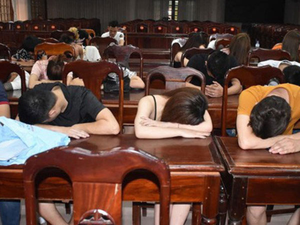 Phát hiện 2 học sinh và 28 nam nữ dương tính ma túy trong quán karaoke