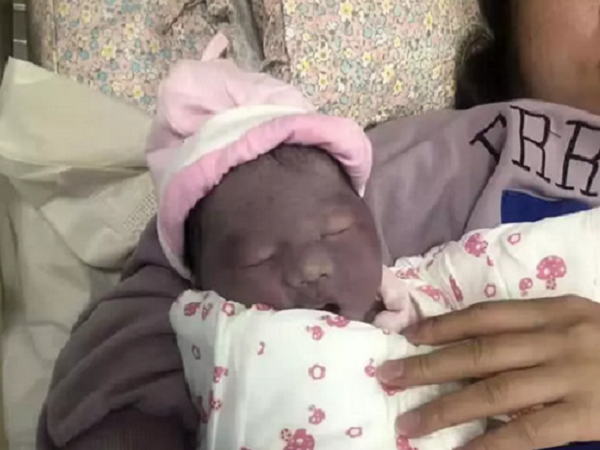Mẹ muốn khóc khi con gái mới sinh trông như 'củ khoai môn', 3 tháng sau bé có pha thay đổi ngoại hình khiến ai cũng ngỡ ngàng