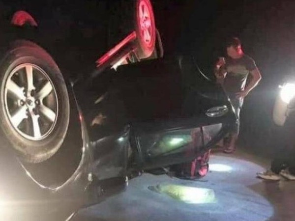 Xe trùm ma túy lật ngửa, nửa tạ ma túy đá đổ xuống đường
