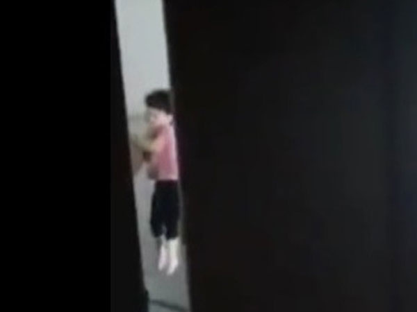NÓNG: Xác minh clip bé gái bị người đàn ông đánh, nhấc bổng đầu ghì vào tường