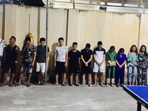 Thanh Hóa: 16 nam thanh nữ tú tổ chức tiệc 'bay lắc' trong quán karaoke