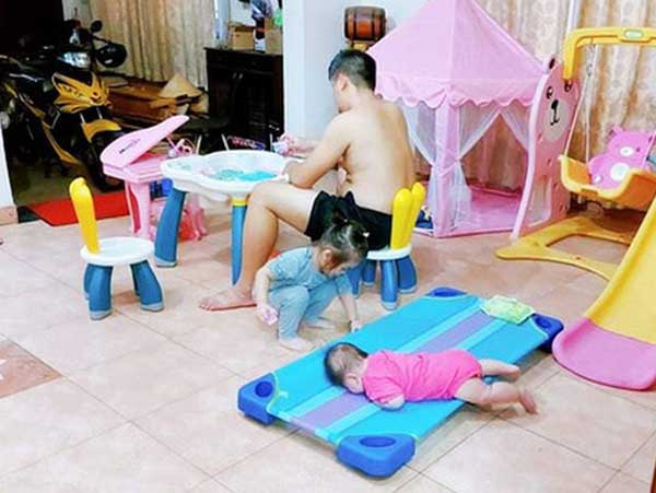Khi vợ vắng mặt nhờ chồng chăm con: 'Cướp' luôn đồ chơi của đứa lớn, mặc đứa bé nằm dẫy như 'cá mắc cạn' nhìn đến là thương