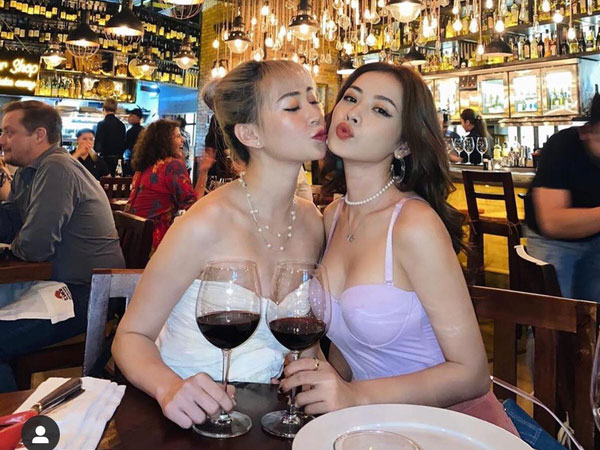Chi Pu lộ diện giữa drama chị em phức tạp, thần sắc gây chú ý bên cạnh bạn thân Sun Ht