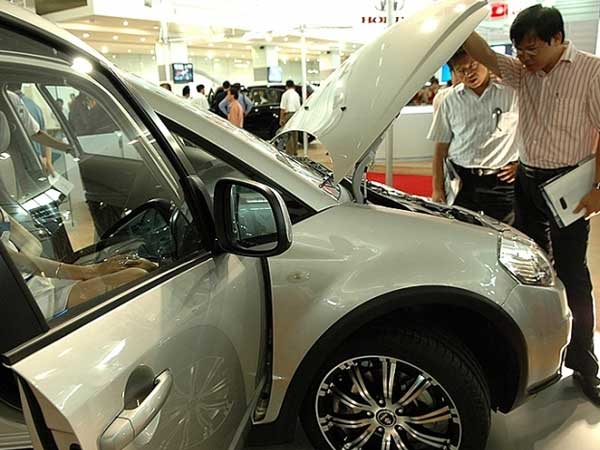 Giảm phí trước bạ ô tô: Nhà nước bớt thu, dân buôn tăng giá