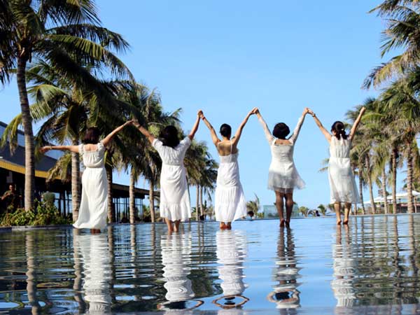 Tháng 7 bùng nổ du lịch: Ồ ạt tour rẻ, sân bay đông nghẹt