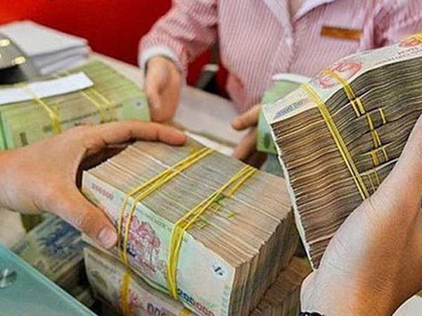 Lãi suất tiết kiệm giảm mạnh, người dân vẫn ồ ạt gửi tiền vào ngân hàng