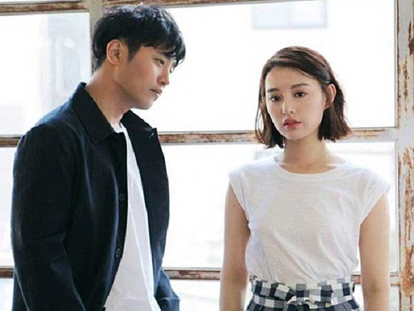 Vừa nộp đơn ly hôn rời khỏi tòa thì trời đổ mưa rào, chồng bỗng xuống dầm mưa rồi thốt lên 1 câu khiến vợ quay vào rút đơn