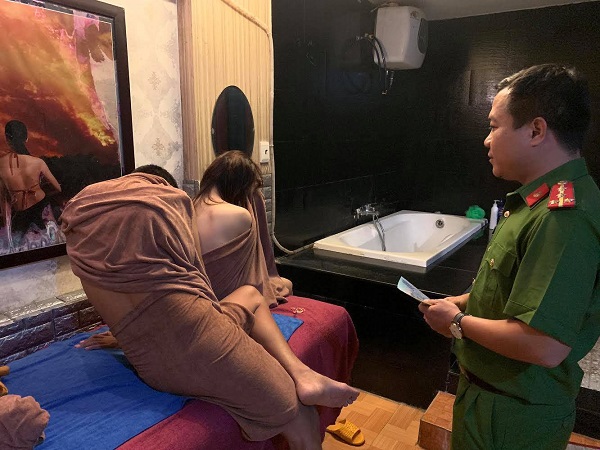 Phát hiện hàng loạt cơ sở massage tổ chức hoạt động mại dâm