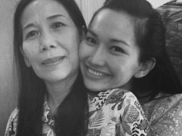 Không thể về chịu tang, Kim Hiền xúc động vì chồng cũ thay mặt để lo chu toàn và đưa tiễn mẹ ruột về nơi an nghỉ cuối cùng