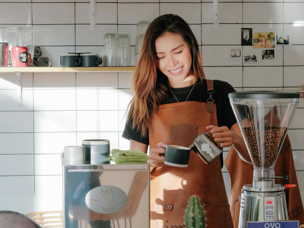 Minh Tú từ chuyến công tác 4 ngày hóa 6 tháng mắc kẹt tại Bali: Chỉ uống cafe gói, không dám nhận hỗ trợ từ fan quốc tế
