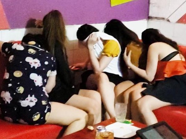 Triệt phá tụ điểm thác loạn trong quán karaoke có nữ tiếp viên thoát y