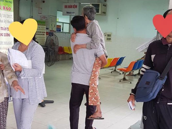 Bức ảnh người đàn ông bế mẹ già trong bệnh viện gây xúc động mạnh