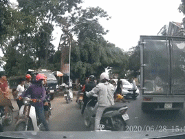 Video: Nằm bệt xuống đường, tài xế xe tải vẫn bị người đàn ông đá vào mặt sau va chạm giao thông