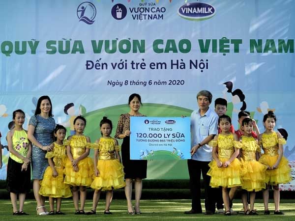 Quỹ sữa Vươn cao Việt Nam và Vinamilk trao tặng 120.000 ly sữa cho trẻ em Hà Nội