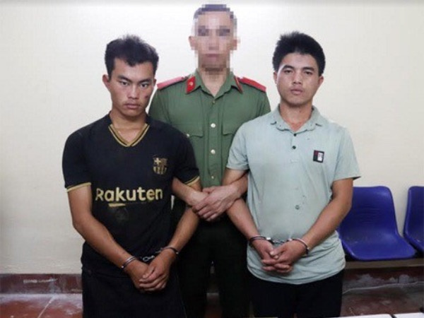 2 thanh niên mua 4 bánh heroin từ một người không quen biết
