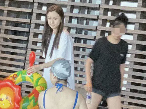 Angela Baby đưa mẹ và con trai đi bơi ở khách sạn hạng sang, từ chối chụp ảnh khi bị fan bắt gặp