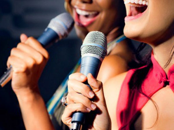 Người phụ nữ suýt chết vì vỡ mạch máu não khi cố hát karaoke nốt cao