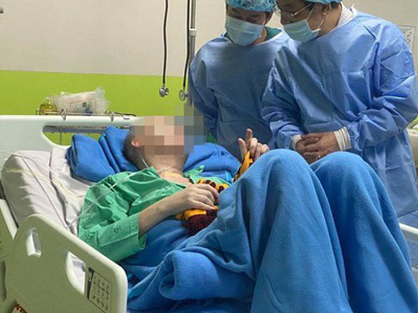 Việt Nam sẽ cử một ê-kíp y, bác sĩ bay cùng phi công người Anh về nước ngày 12/7
