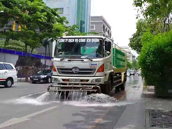 Hà Nội chi 114 tỷ phun nước hạ nhiệt: Nhiều quận, huyện hẹn... mùa thu mới phun
