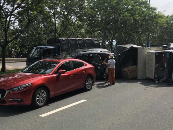 TP.HCM: Tai nạn liên hoàn giữa 4 xe ô tô, 2 cháu bé may mắn thoát chết