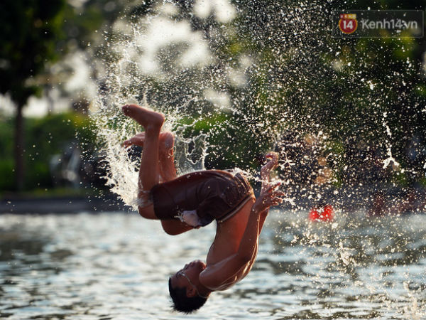 Ảnh: Những pha bật san tô và đùa nghịch với nước của lũ trẻ trong ngày nắng nóng đỉnh điểm