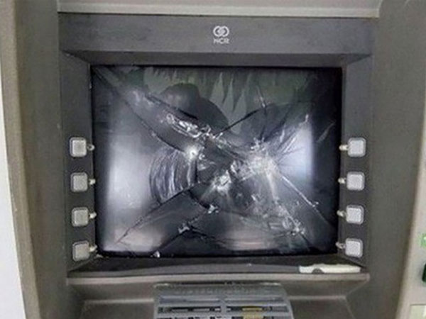 Nhậu say, nam thanh niên vác búa đập nát cây ATM để 'đòi thẻ, đòi tiền'