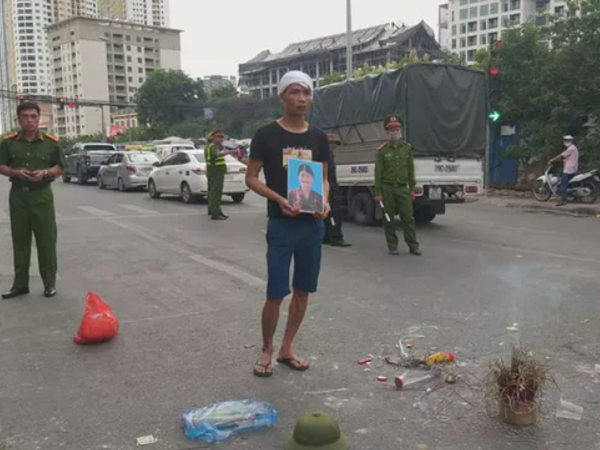 Hà Nội: Cả tuyến đường ùn tắc vì gia đình nạn nhân kéo đến hiện trường vụ tai nạn... 1 năm trước