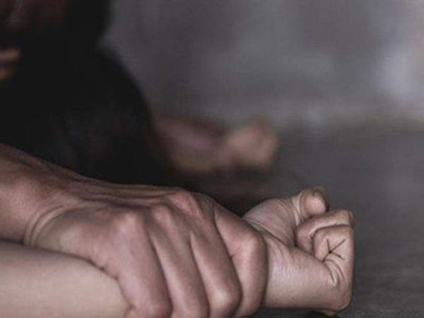 Gã hàng xóm nhiều lần dở trò đồi bại với cô bé chăn bò 10 tuổi