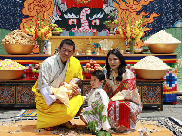 Vợ chồng Hoàng hậu 'vạn người mê' Bhutan chính thức công bố tên con trai thứ 2 và loạt ảnh hiện tại của đứa trẻ khiến dân mạng xuýt xoa