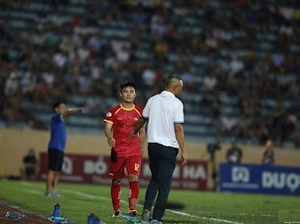 Hi hữu: Trọng tài thay nhầm cầu thủ ở V.League