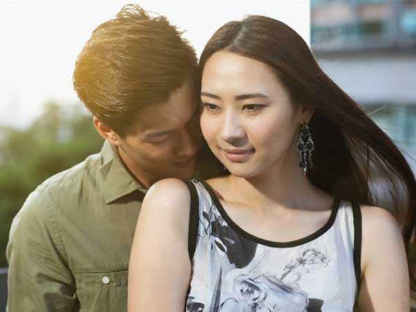 Trở về sau chuyến công tác dài, chồng phát hiện trong nhà chỉ có 1 lọ muối vừng còn tủ lạnh trống trơn, phản ứng của anh sau khi biết nguyên do khiến cô vợ bật khóc