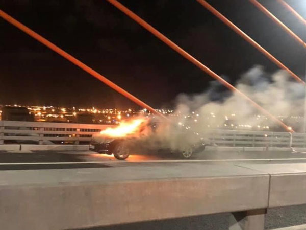 Xe sang Mercedes bốc cháy trơ khung trên cầu Bạch Đằng