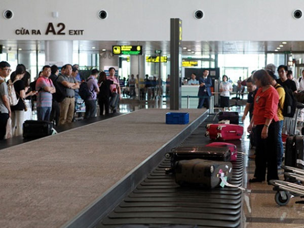 Bị phạt 2 triệu vì lăng mạ, vỗ vào đầu nhân viên hàng không