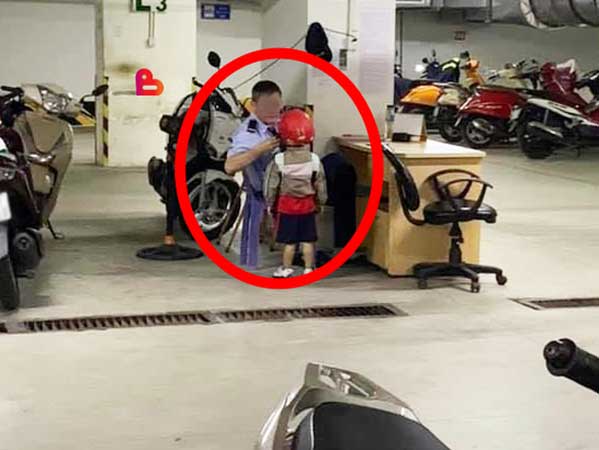 Dân tình xôn xao với hình ảnh bác bảo vệ già cẩn thận đội mũ bảo hiểm cho cậu bạn nhỏ