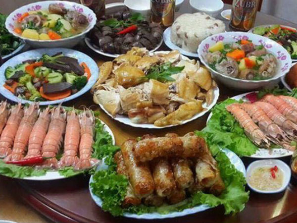 Vừa bê mâm cơm cúng giỗ đã bị chồng chê bai, song chỉ 1 tiếng dao đập mạnh xuống thớt mà anh ta rúm ró phụ vợ làm nốt