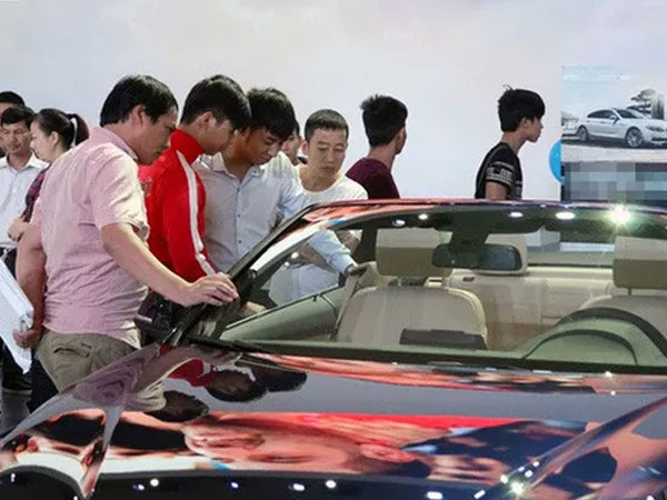 Hậu giảm phí trước bạ: Khách ùn ùn đi mua ô tô, doanh số cửa hàng tăng 300%