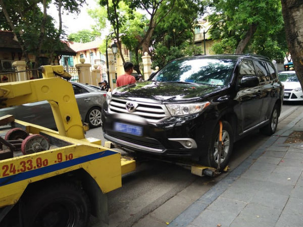 Hà Nội: Người dân bức xúc vì ô tô biển xanh dừng đỗ gây tắc đường, CSGT mang xe đến cẩu