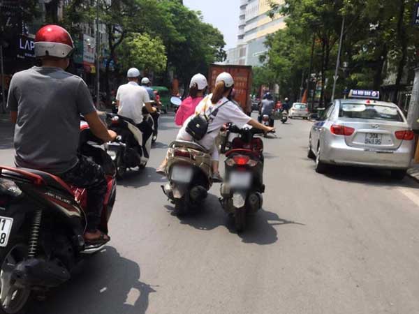 Pha dắt xe suýt 'đi vào lòng đất' của 2 'nữ ninja' đường phố khiến dân tình đi qua phải đứng tim