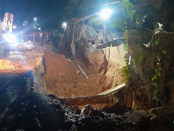 Tường rào bất ngờ đổ sập, 4 công nhân thương vong