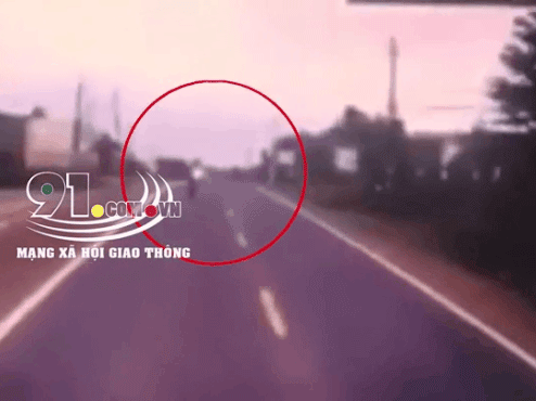 Video: Kinh hoàng khoảnh khắc người đàn ông đi xe máy lao thằng vào đầu xe khách ngược chiều