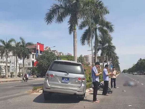 Xe biển xanh tỉnh uỷ Nghệ An đâm văng cô gái đi xe máy điện