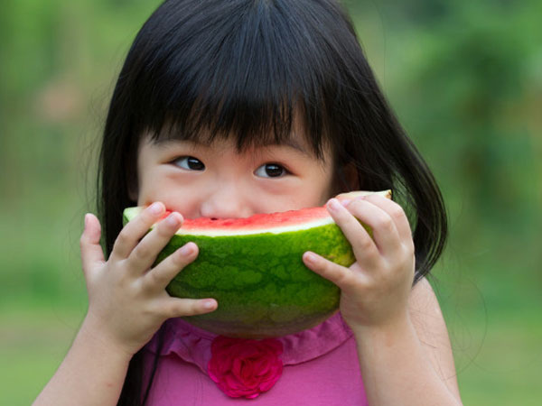 Bé gái 5 tuổi nhập viện vì miếng dưa hấu để trong tủ lạnh, khuyến cáo 4 loại hoa quả càng bảo quản lâu càng mất vị, biến chất rất nhanh