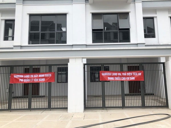 Hà Nội: Hàng trăm khách hàng căng băng rôn trước dự án cao cấp C2 Gamuda Garden, tố chủ đầu tư bất tín