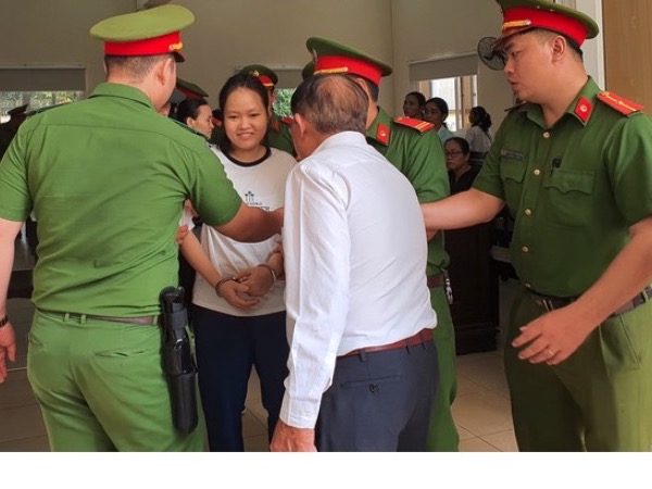 Bố của nữ chủ mưu 'giết người, đổ bê tông' gào khóc sau khi con nhận bản án tử hình