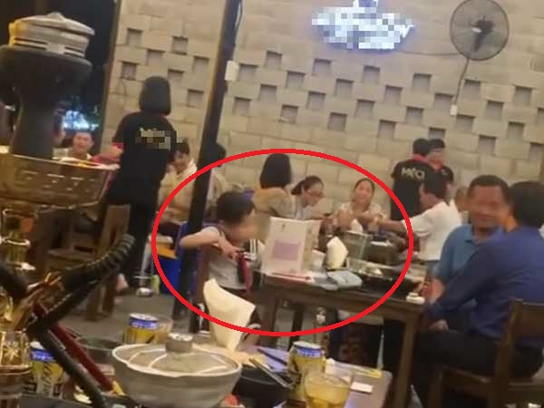 Nghe lời vợ dặn đi làm về thì đón con, cho ăn uống rồi dạy con học, người chồng có một pha 'lách luật' khiến dân tình ngã ngửa
