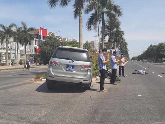 Lãnh đạo UBKT Tỉnh ủy nói về bức ảnh '3 cán bộ đứng cầm điện thoại, nạn nhân nằm gục' sau tai nạn