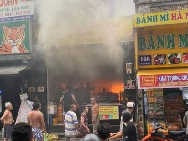 Tường lửa chặn lối thoát quán cơm văn phòng, 7 người mắc kẹt